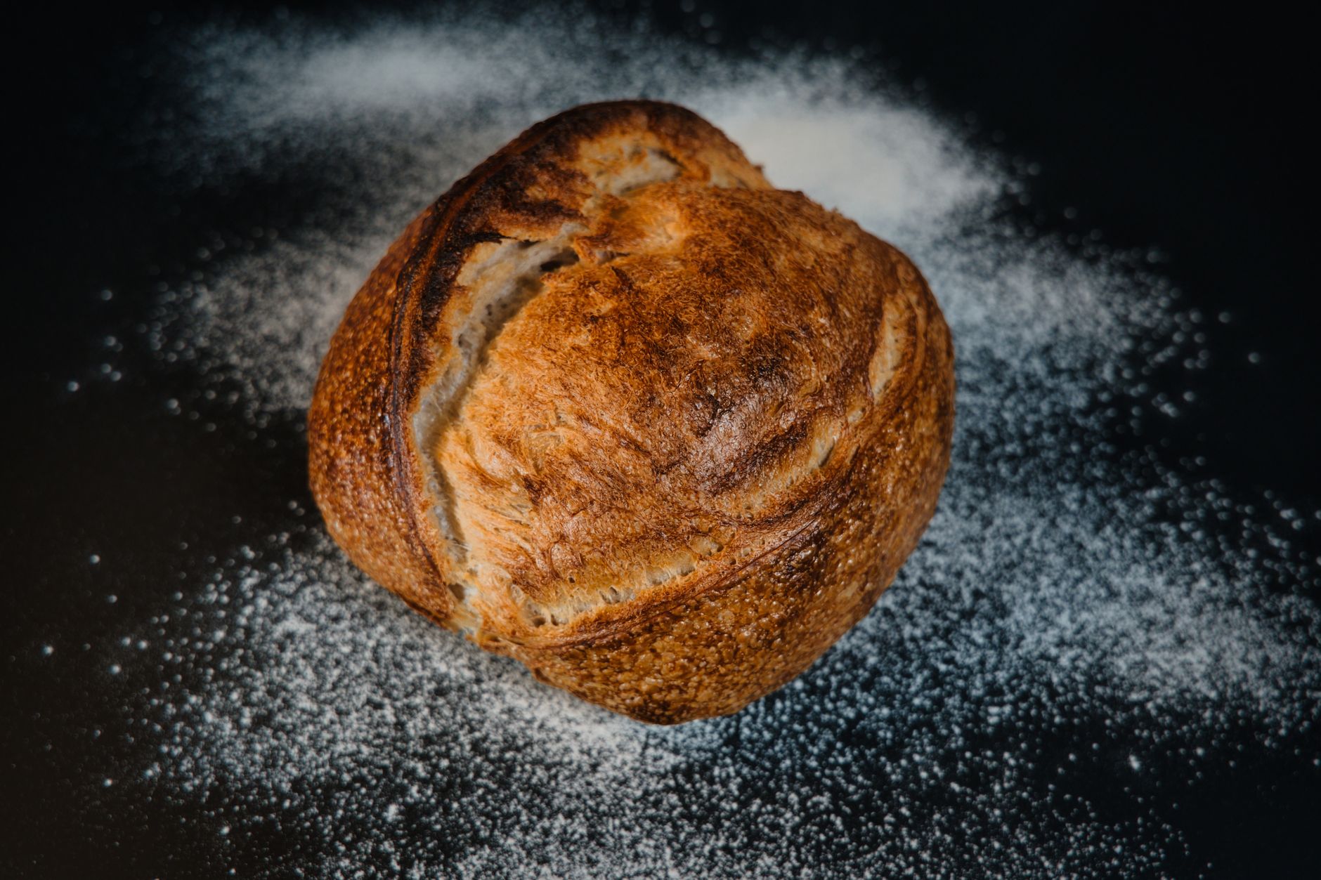Handwerkliches Brot mit Mehl bestäubt