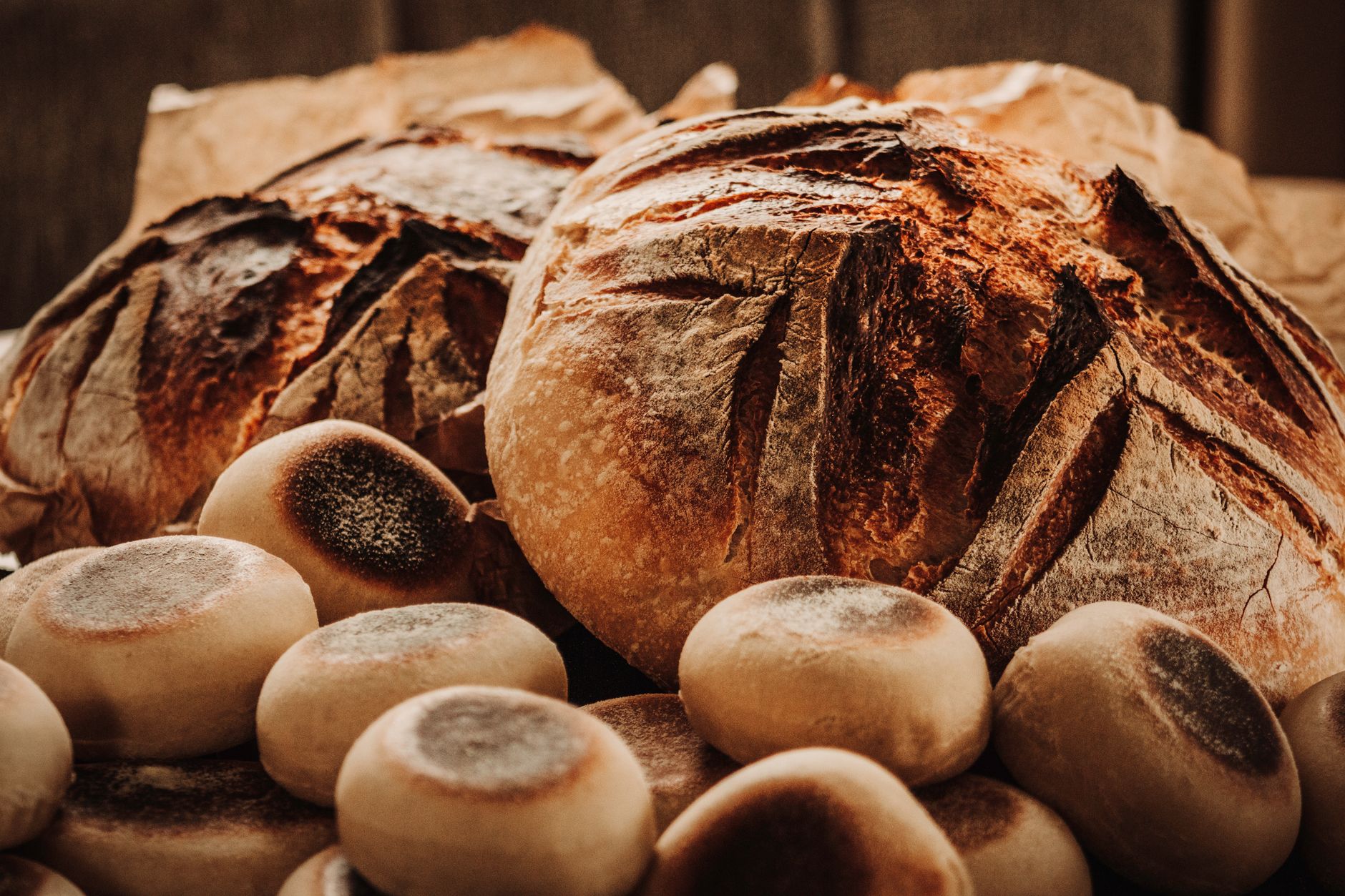 Frisch gebackenes Sauerteigbrot auf einem Holztisch